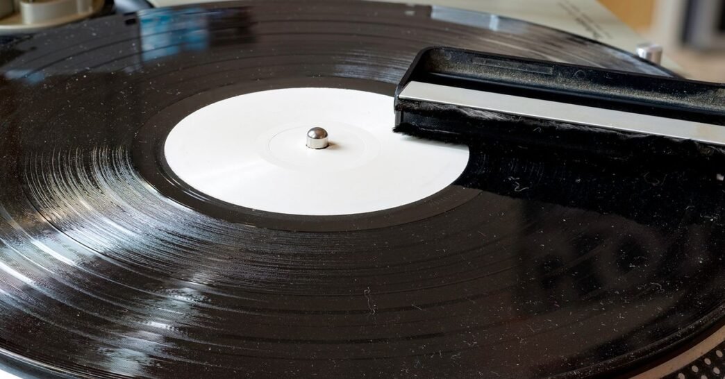 How to Clean Vinyl Records (2025): Vacuums, Solution, Wipes