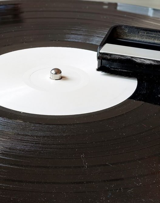 How to Clean Vinyl Records (2025): Vacuums, Solution, Wipes