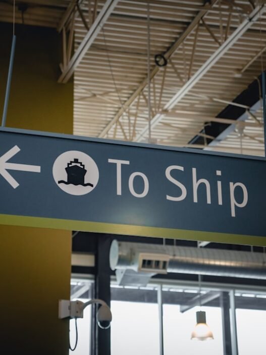 Photo 1576722911361 9ca3932b7d70