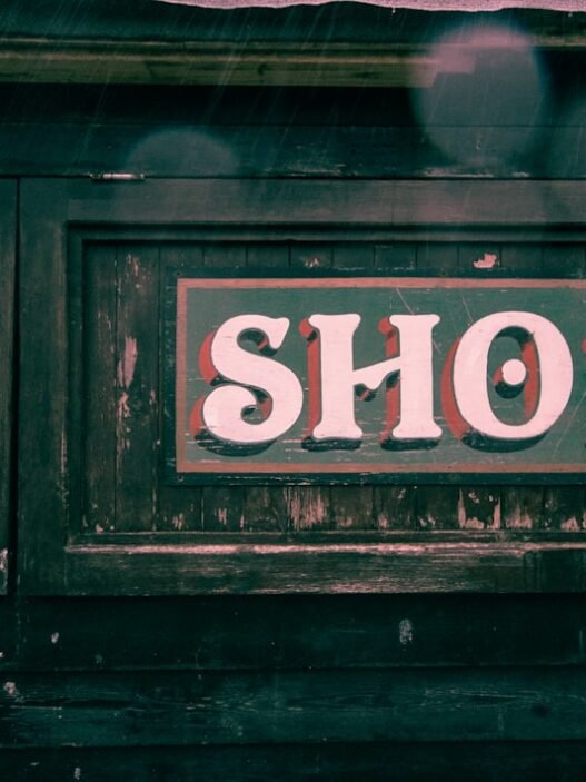 Photo 1607804282817 d3518da18113 1