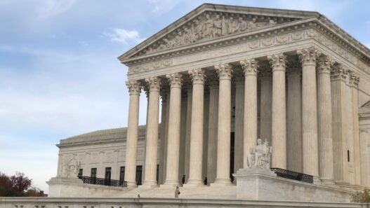 Photo 1643762048524 d437dcc83b5b