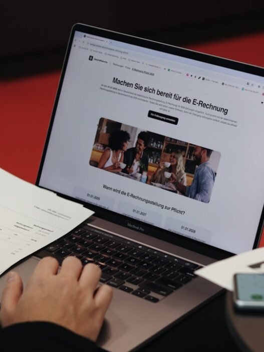 Photo 1735825764452 7c77b0bbd7a7