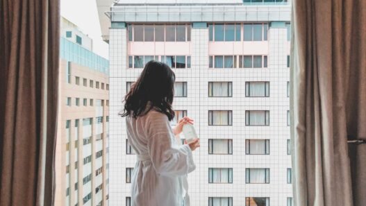 Photo 1610879485443 c472257793d1