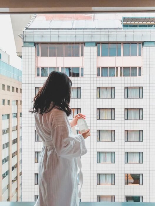 Photo 1610879485443 c472257793d1