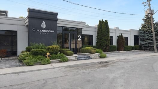 Photo 1656646425215 a3f999cf9c17